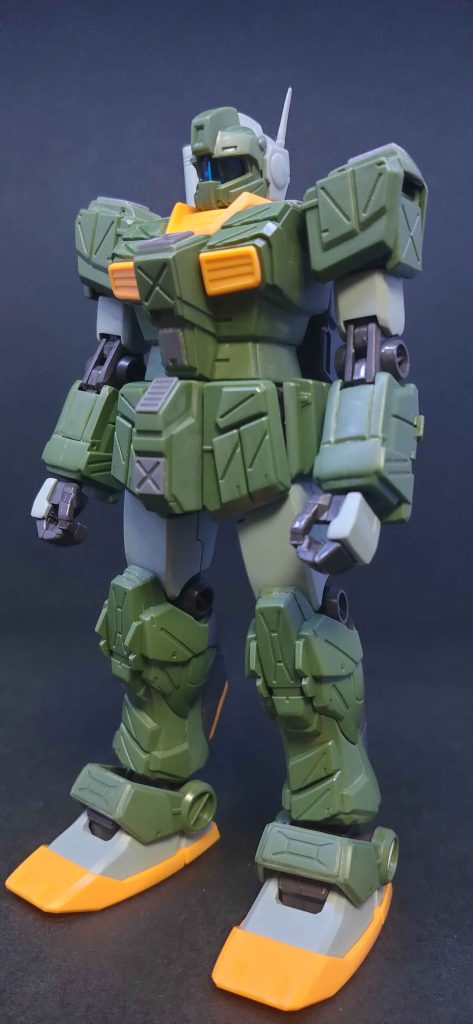 素組み状態を見て20年前を思い出すフォルム…。カッコイイ…しかし、大人になった私は少し手の込んだ事をしてみたい。合わせ目消しをして、コトブキヤのオプションパーツを接着剤で貼り付け、タガネは無いけどデザインナイフの逆刃で前腕に筋彫り…。初めてやりました(gundam-kao2)