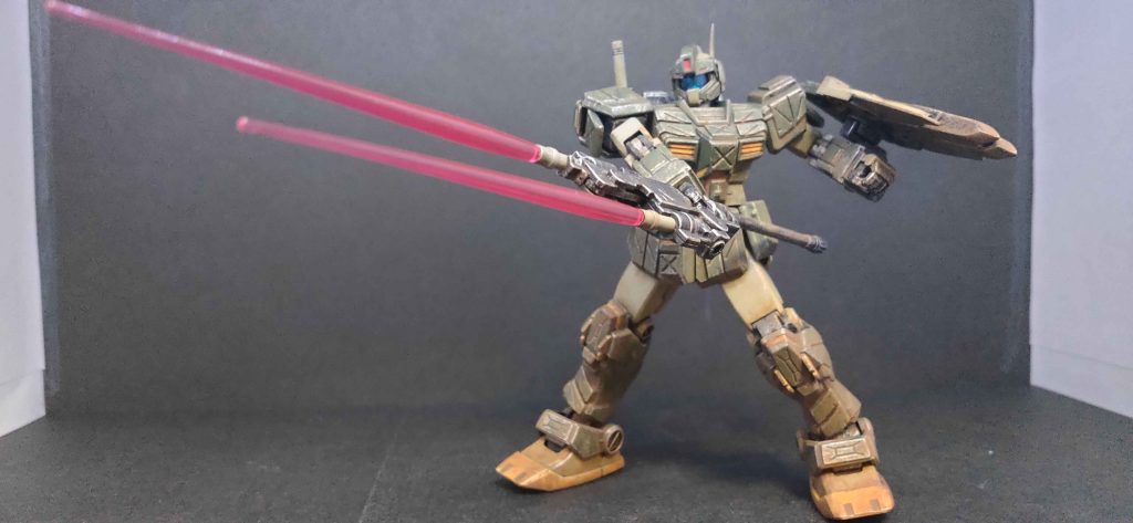 めちゃカッコイイ(gundam-kao3)このジムストライカーを作る事になった経緯がエモいんで少し聞いてください😊少し前に久々に実家に帰ったのですが、子どもの頃に良く行っていた模型店をたまたま通りかかったんですよ。最近ガンプラ作りに戻ったし、約20年振りにその模型店を訪れました。約20年振りの来店に店主のお父さんとお母さんがとても喜んでくれたんです。そしてお母さんがせっかく20年振りに来てくれたんだからと、棚に並ぶ前の入荷したばかりの品を並べてくれたんです。その中にジムストライカーがあったんです。約20年前、子どもの私はその模型店でジムストライカーを購入して弟と一緒に組み立て、青のガンダムマーカーで塗りつぶし塗装をしました。約20年前の子ども私がその模型店でジムストライカーを買って組み立てた。そして約20年後の大人の私がその模型店でジムストライカーを買って組み立てる。エモくないですか！？もうこれは運命の出会い…。私はジムストライカーと結婚します🤣🤣🤣