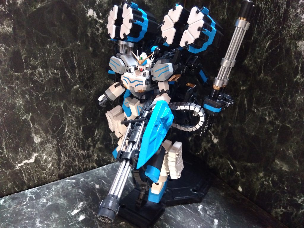 まずは、正面より出撃!ジャイアントガドリング撃ちながら突撃!(gundam-kao6)