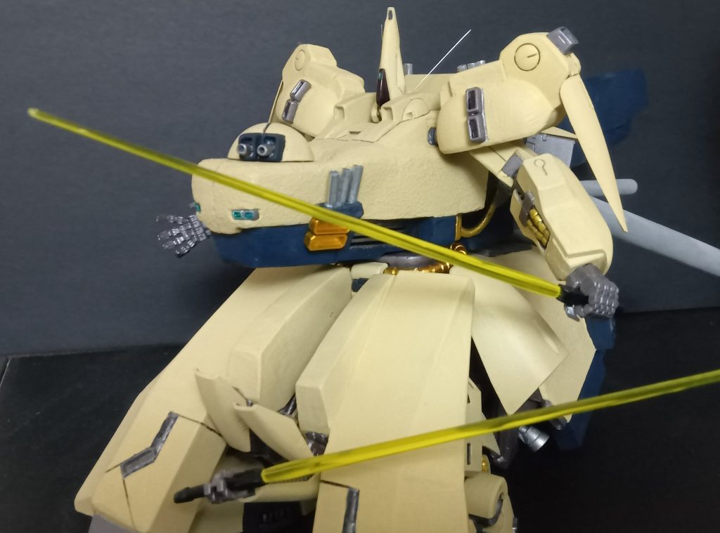 隠し腕も有ります、胸の砲塔も回ります。