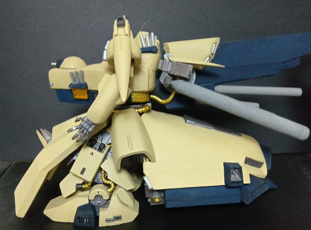 胸とフロントスカートとバックパックは増設、ライフルと肩と腕部とリアスカートは延長してあります。サイドスカートのサーベルラックは脚部へ脛のアーマーはサイドスカートに改良。スカート内はそれっぽいホバーユニット作り埋めました。