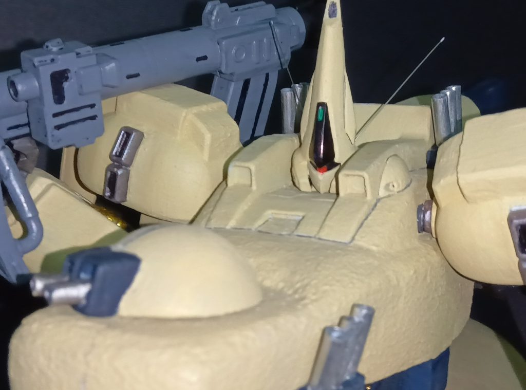 胸はザラザラした表現をしたかったのですが違う方向のザラザラに…モノアイは初レジン、綺麗な見た目。