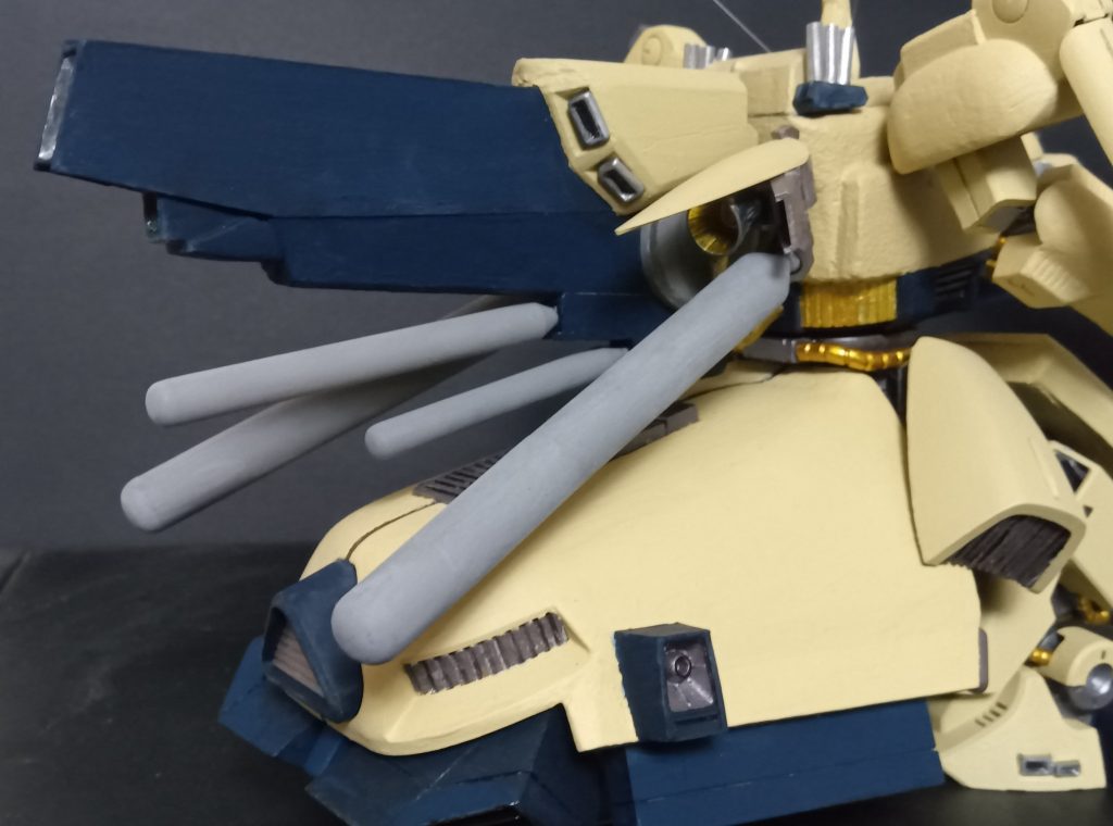 フロントスカートから余ったパーツでバックパック構築、シンプルにまとめました。陸戦用なのでスラスターは減らしたりホバーぽいフィンに変更。