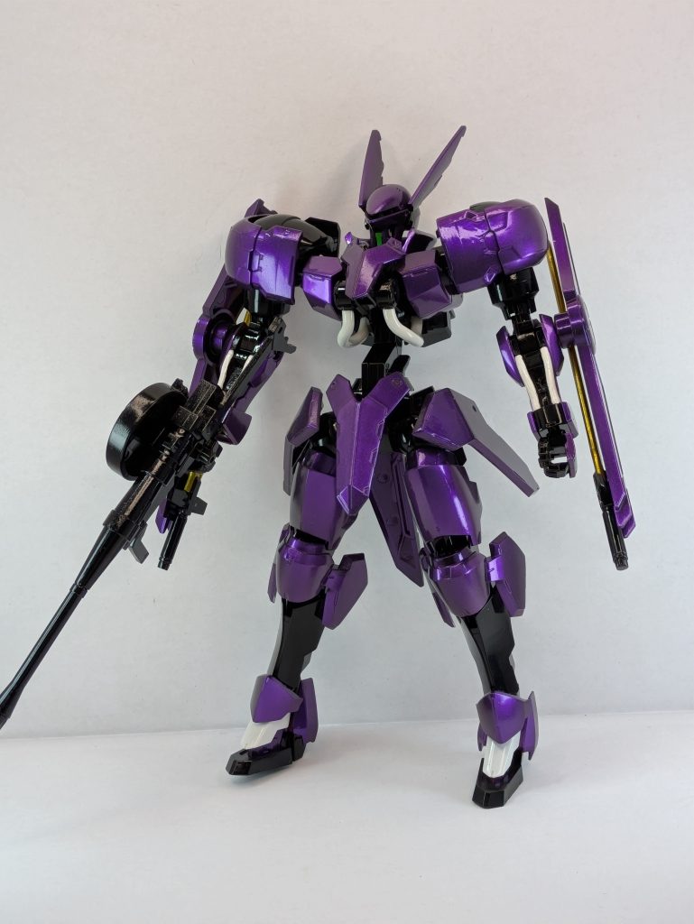 前から。フレームなどには水性ブラック、外装部分には下地にメタルブラックを吹き、その上からアメジストパープルを重ねました。