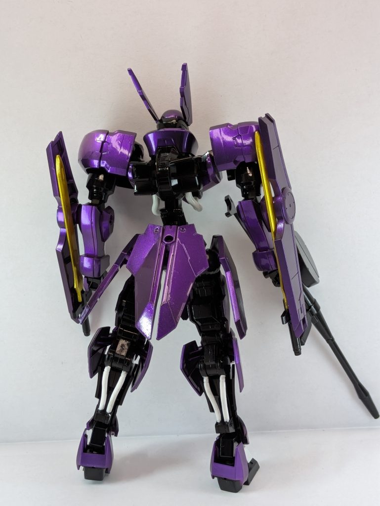 後ろから。手足のパイプはクールホワイトですが、胴体パイプと足の甲は成形色です。