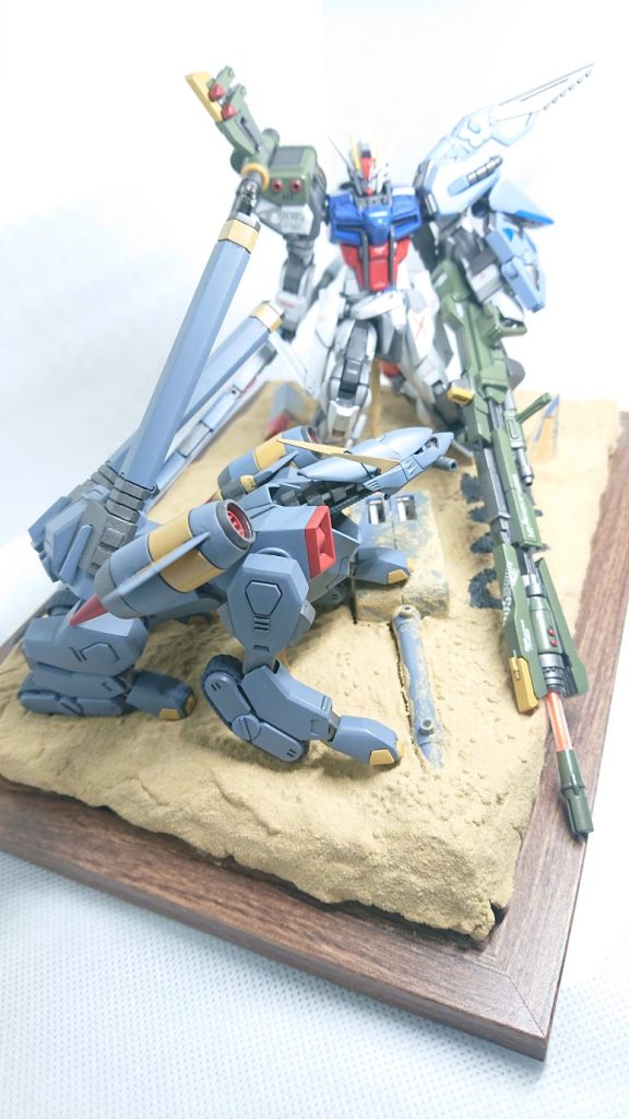 実は本当に応募しようとしたガンプラが間に合わずこれまで投稿した2体をジオラマ風にしてでっち上げただけです(^_^;)テーマは非戦闘地帯の充電スポットでそれまで戦闘していた2機が出くわした、戦闘になるか譲り合うか?今後の展開は見る人次第というもの100均のフォトフレームに紙粘土、タミヤのジオラマ用塗料の砂を塗り、充電器は何十年も前のUSB式をぶった切ったものにプラパイプでラインを、バクゥの破片はプラ版で適当に形を作り色を塗っただけです他の人と被らないバクゥが良かったのか?無論２次を通過するとは思えません、もっと精進したいと思いますなんせジオラマ??がひどい
