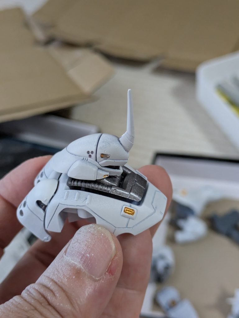 スジボリに挑戦しましたが難しいですねあと、頭のバルカンをハイキューパーツの1ミリレギュラーをつけました。