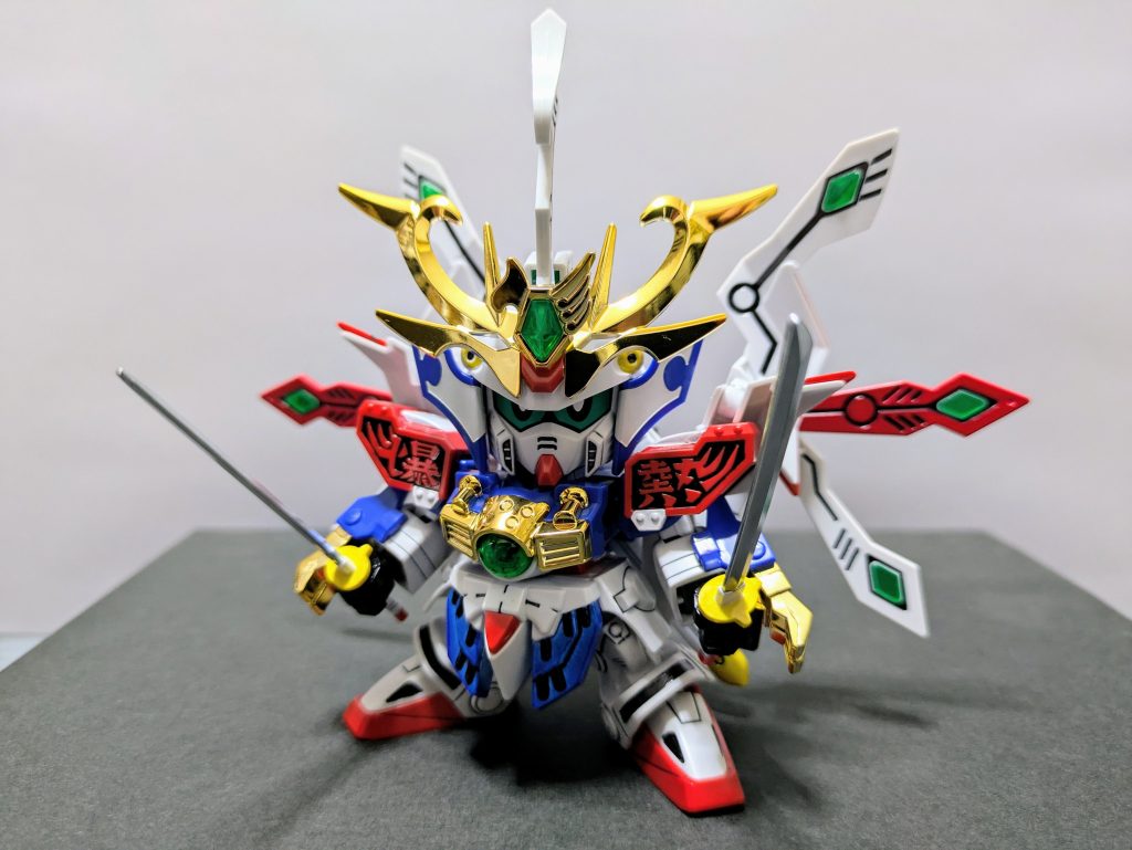 スーパーモード! こちらもベースキットのギミックそのまんまです。ディテール向上のため額と心眼翼のクリアパーツの下地にホイルシールのシルバーの余白部分を切って貼り付けていますので光沢が出ています。肩鎧はモチーフどおり赤と白で塗装。爆熱の文字は敢えて目立たせないよう赤文字にしました。嫌いとまでは言いませんが、思いっきり文字が書いてある鎧って…なんか…ね(笑)