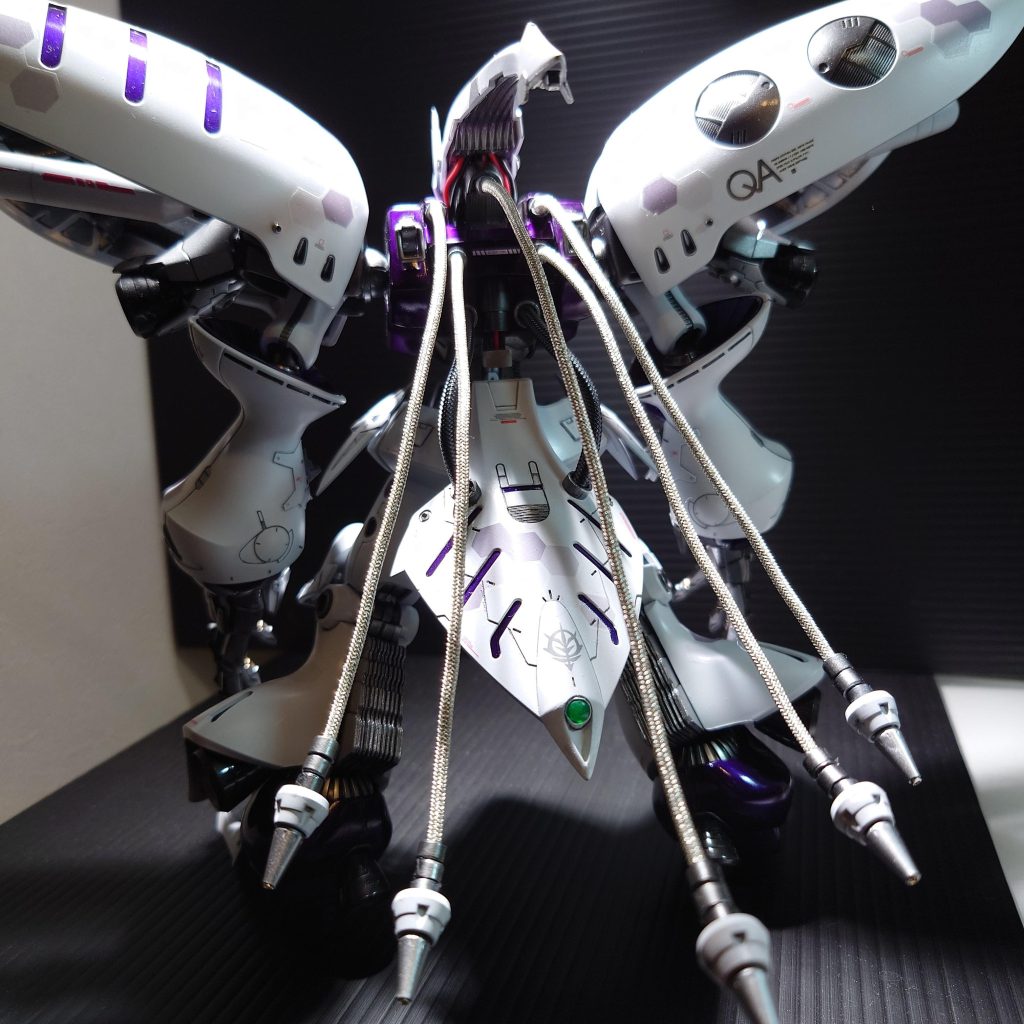 ファンネル出し切った後でもインコム操作できる打突武器のイメージでワイヤーとスパイクを設置。ファンネルコンテナはボディから尻尾?の位置に移設。ボディからのエネルギー供給用にメッシュパイプを接続しました。