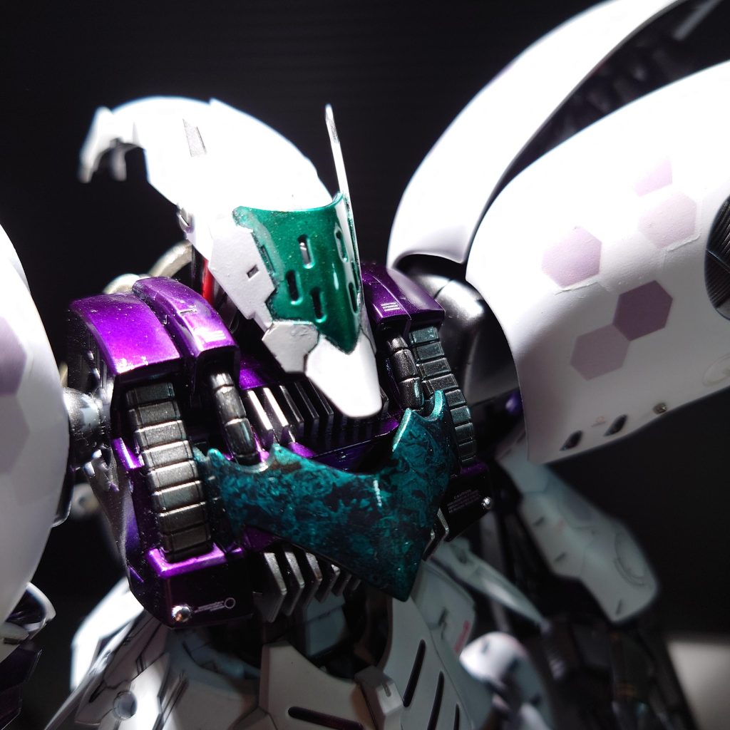 キュベレイさんは顔が小顔過ぎで少しつるんとしてるのでマスク被っていただきました。胸部カバーはエルメス後継機のサイコミュ兵器感の演出でクリアグリーンでラップ塗装してヌラヌラに磨き込んでいます。また、エルメスのクチバシ?に寄せて先端を尖らせるようアール付けながら削り込んでます。随所にヘックス型のオリジナルデカールを貼り付け。怪獣8号のキコルの斧のデザインからインスピ受けました。