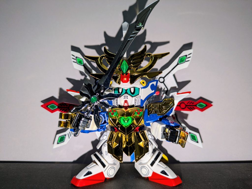 作りたかった「LGBB 武者號斗丸〜最終決戦ver.〜」にも着せ替えられます。制作途中でこちらのキットは通常版に比べてメッキパーツが増えただけでなく、白や青のパーツもグロス加工されていると気づき、愕然。本体の改造は通常キットで既に終わっていたので、茫然。どうするか悩んだ挙げ句、改造途中だった鎧や武器類のみグロス加工パーツで作り直すことに。手間はかかりましたが納得のいく仕上がりになりました。胸の宝玉内にキング・オブ・ハートの紋章を仕込み、その上、左右のクリアパーツの3つずつの赤いワンポイントと石破天驚剣の先端の穴にラインストーンを埋め込んでディテールを上げました。肩と腰の鎧にはシール部分がありますが敢えて貼らずにメッキパーツを尊重しました。