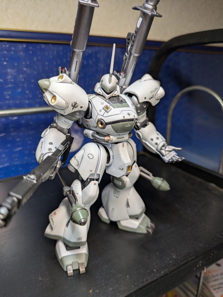 デカールは苦手ですが、細々貼ってみました、ちなみにショルダーパーツを左右対称なの気付きます？試しにジャンクでそろえたけど、スパイクはやはりジオンの魂ですね