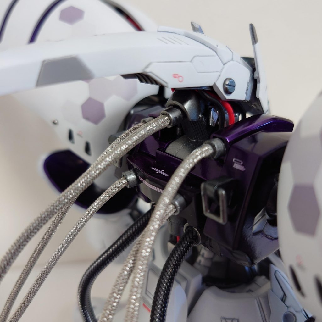 キットのままだと首が埋没している感じなので首を延長しワイヤー追加でメカ感演出。