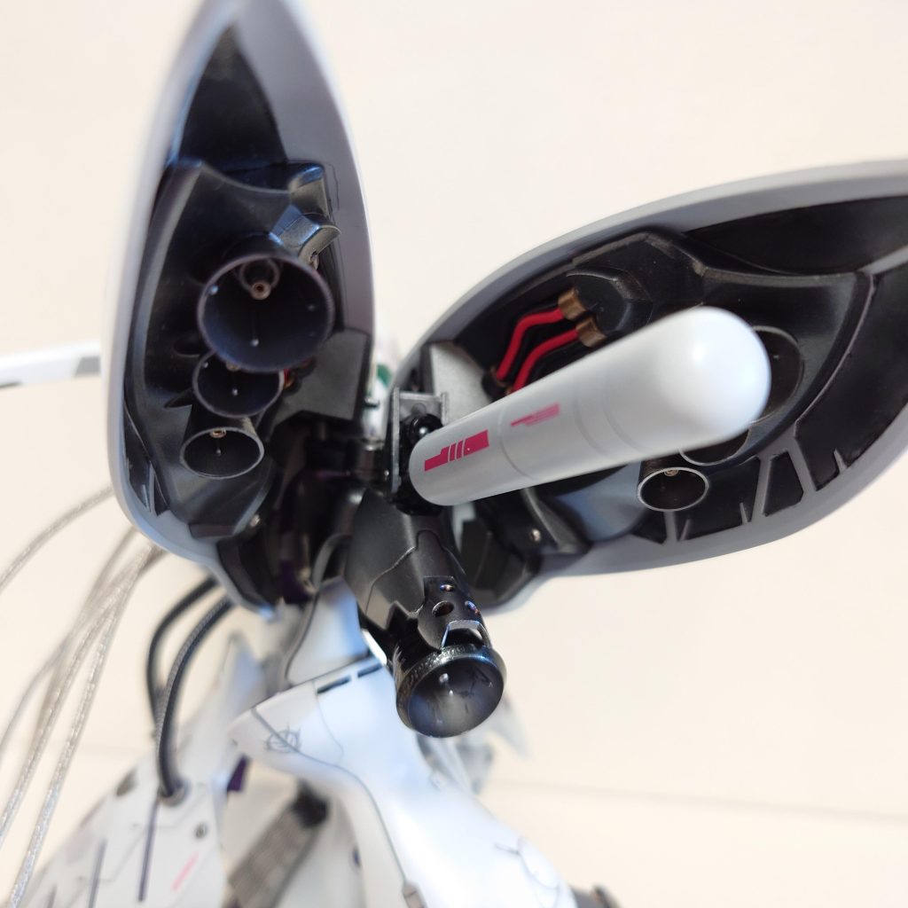 バインダー内部。初期MGキット感が強い造形だぅたので塗り分けとワイヤーでソレっぽく。