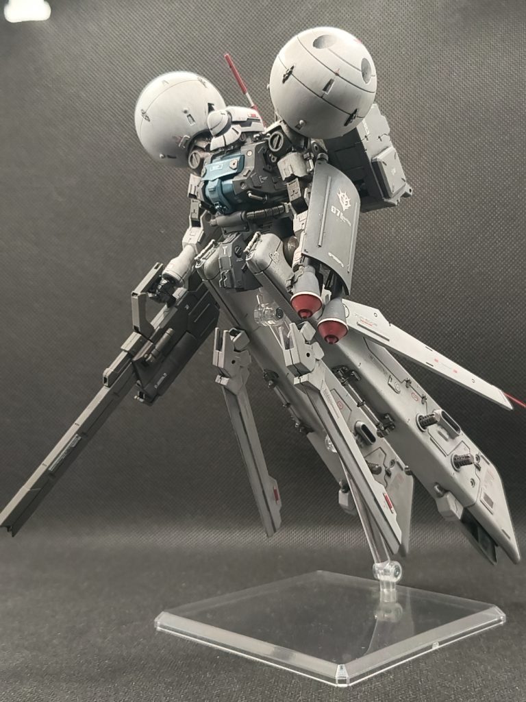 塗装はグレーサフ（そのまま）、ジャーマングレー、インターミディエイトブルーのスプレーです。脚？が重たいのでだんだん下がってきます・・・