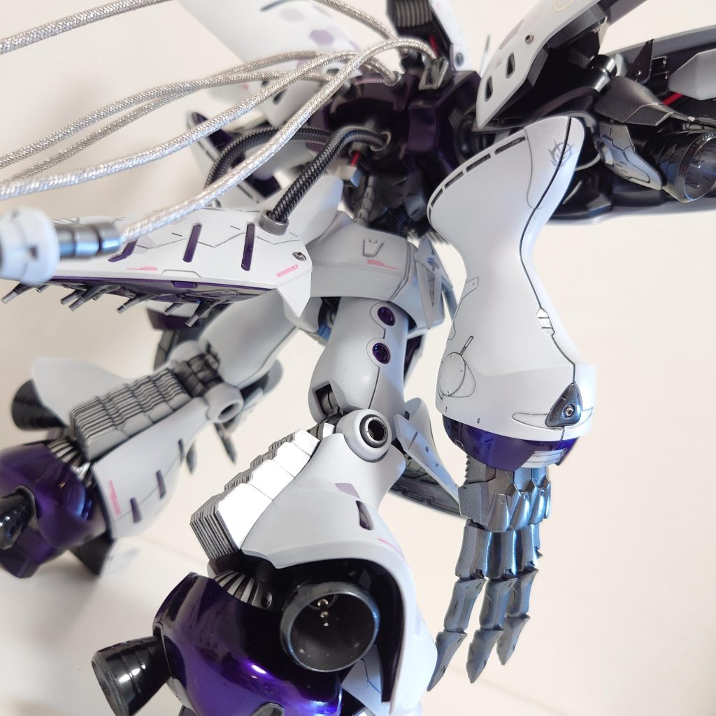 脚部とバインダー内にバーニア追加で高機動型感を演出。バーニアの中にはICソケットの金属部品を入れてます。ふくらはぎのスラスターは放熱板をイメージしでプラ版を重ねたパーツに差し替え。