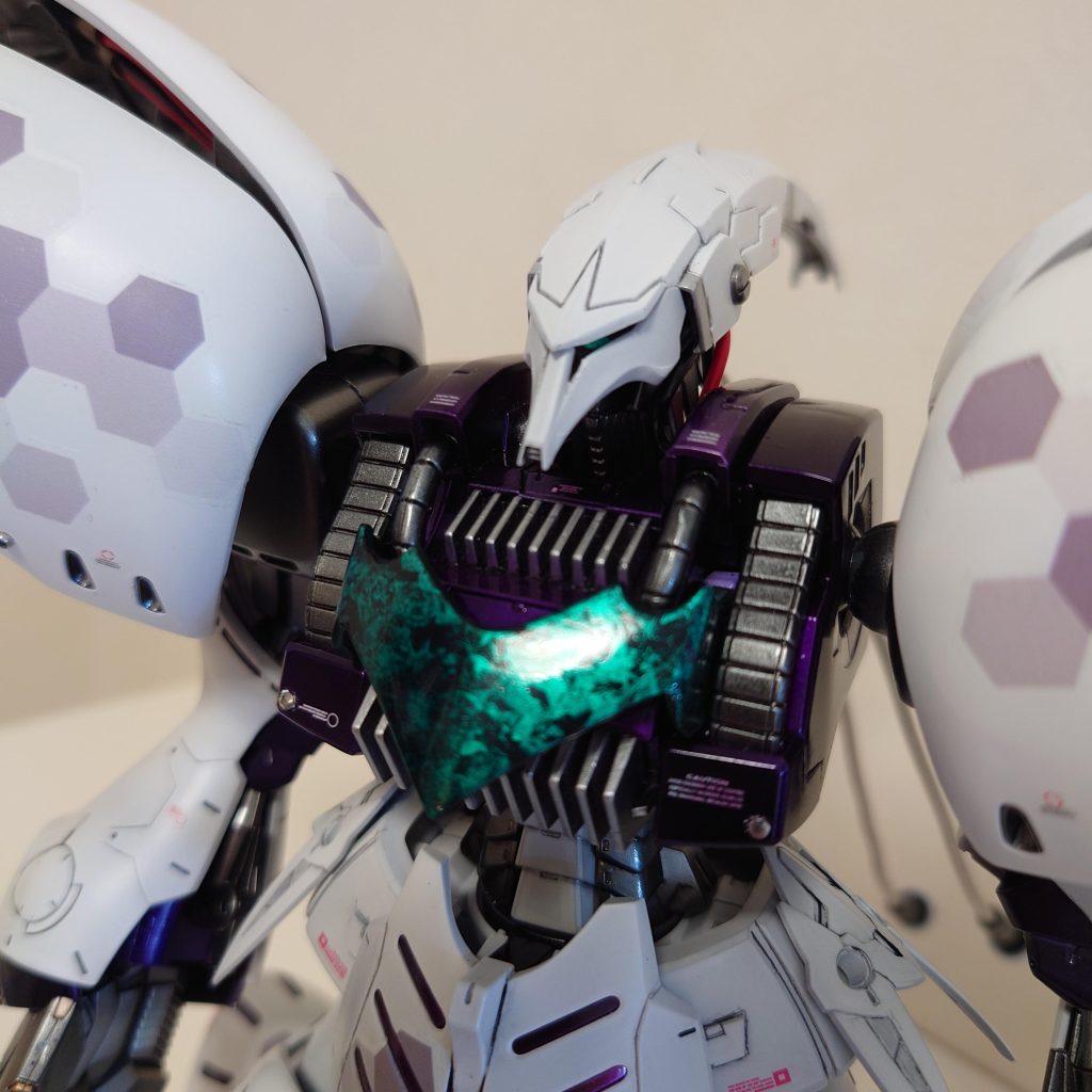 額に裏から埋め込んだネオジム磁石でマスクの着脱は自由自在。ツインアイもメタリックグリーンでちゃんと塗ってます。