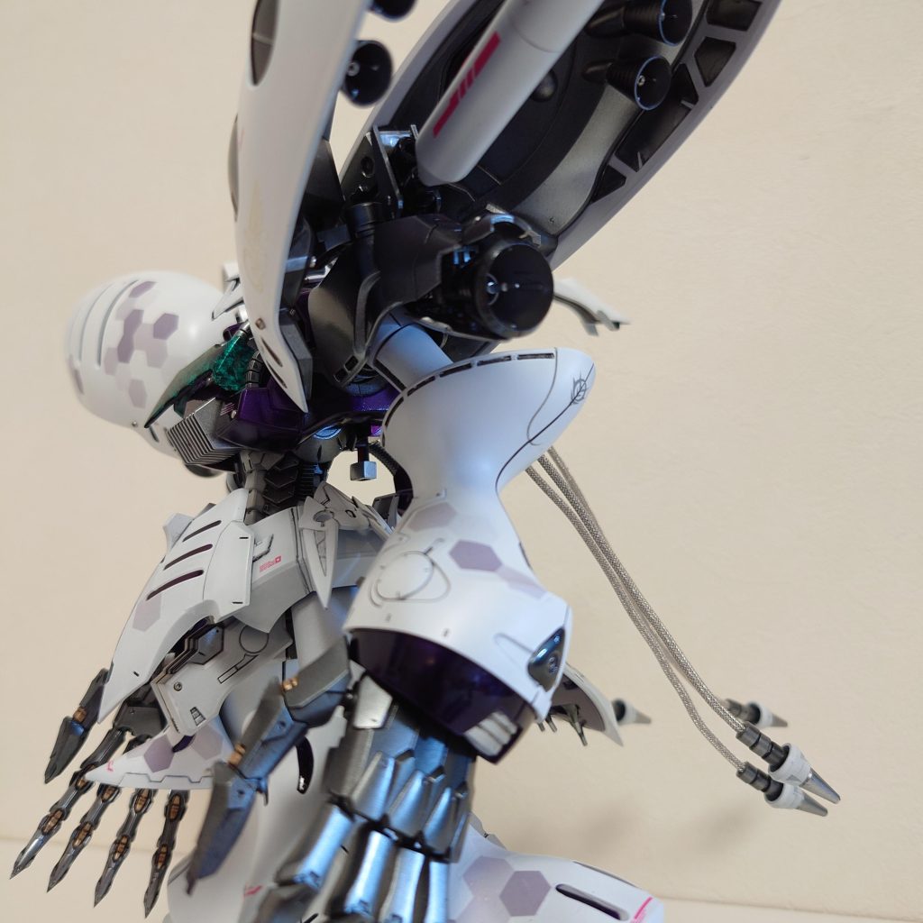 そのままだとモーターヘッドっぽいくびれたウエストパーツがあまり見えないのでボディサイド下部を大幅にカット。巨大な四肢に反したキュッとくびれた美ボディが異形感増し増しです。