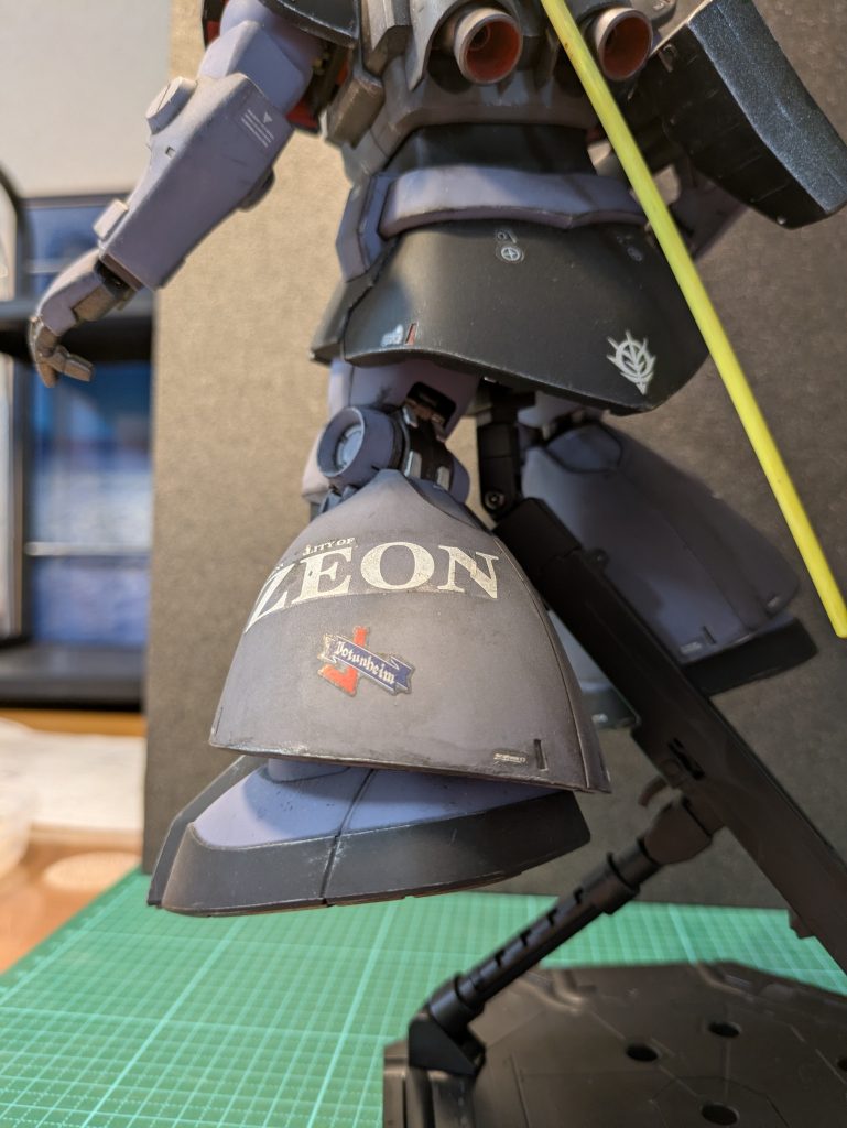 足にでかいデカール貼るとリアルさが増してカッコイイです。左足は文字、右足はマークです