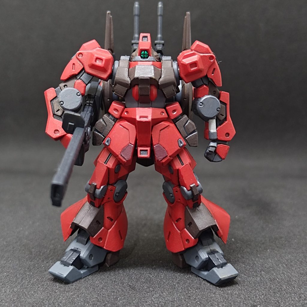 正面も。特に合わせ目消しとかしてないですが、結構きれいですね。合わせた時に段差が気になる部分はすこしヤスってます。スネとか。