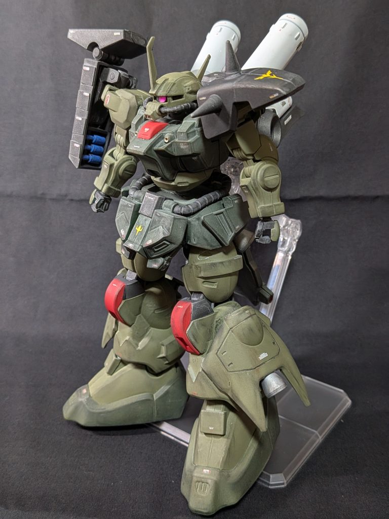 ミキシング、全塗装、スミ入れ、ウェザリング仕上げです。ディランザの部分は胸部、両腕、太腿、脛部なので半分以上ディランザですね。とはいえ、顔とカラーリングで印象ザクIIIです。