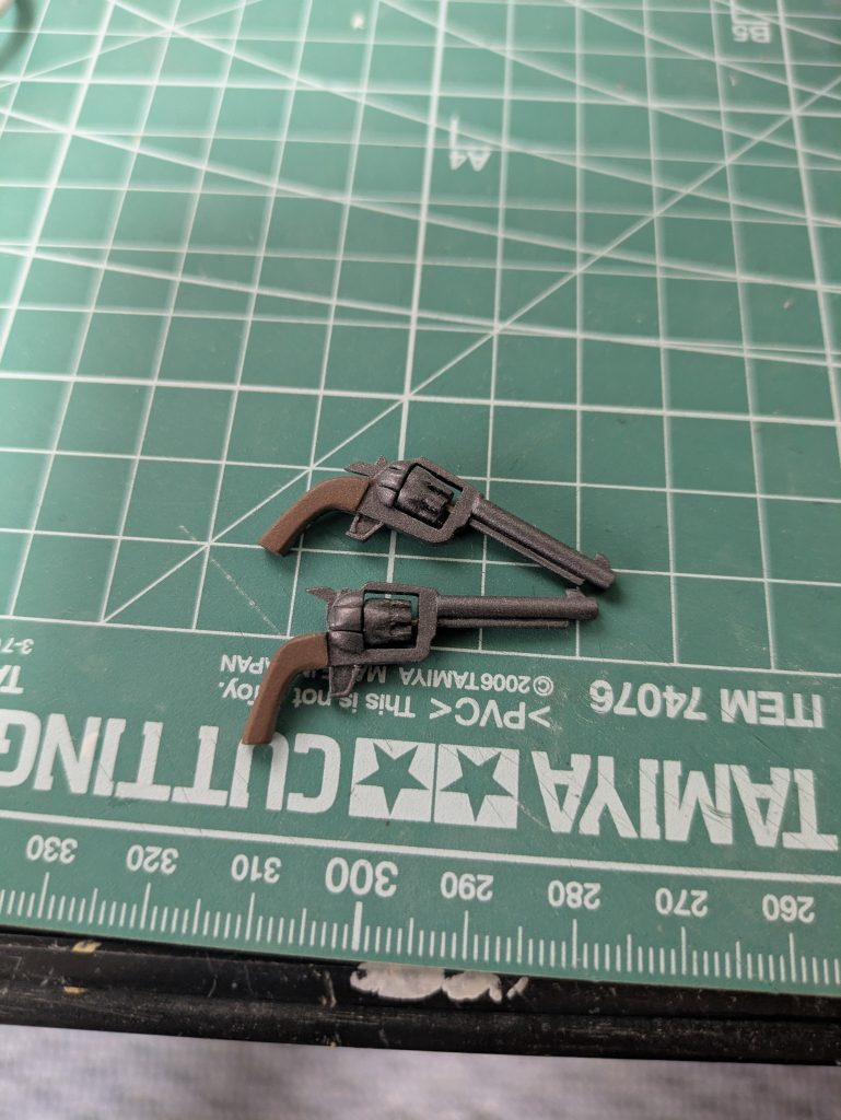 武装のSAA。プラ材からのスクラッチで、シリンダーとハンマーが可動します。持たせる時は、別に用意したアダプタを挿して本体と繋げます。何のタクティカルアドバンテージも無い彫刻はサイズ的に無理なので彫ってません。「十二発だ！　……良いか？　今度は十二発だ」