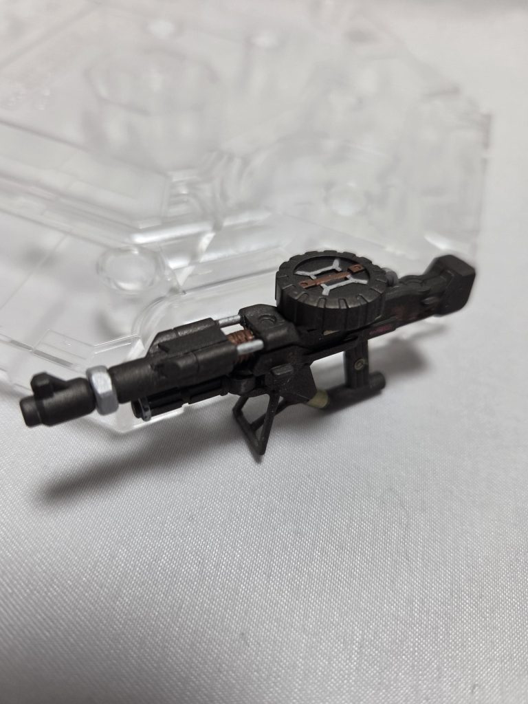 銃身の真ん中や、下の三角の箇所はそのままだと全部埋まっているので、切断しプラ棒で自作しています