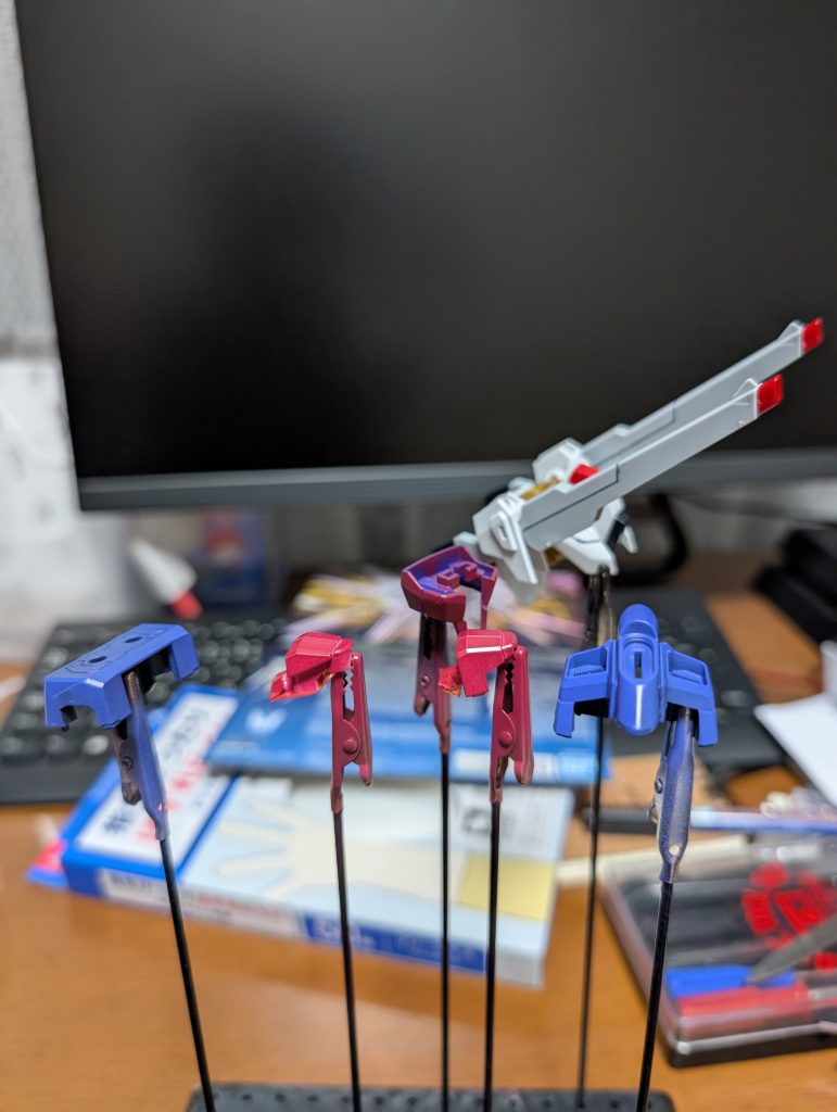 ＃1「ザフトの正式な、サードステージMS。」メサイアでの決戦後、プラント最高評議会で一部の過激派は「地球連合との次の戦争」を危惧していました。次世代型MS群「サードステージシリーズ」の開発プロジェクトを発足し、新型MSの開発に着手します。生存した士官やパイロットの話から、「最高水準の技術」を惜しみなく取り入れたデスティニー、レジェンド。それらをねじ伏せる、フリーダムとジャスティス。次世代機の候補として名前が挙がりましたが…ザフトにとって本来、「コーディネイターの自由と正義」を象徴する機体のはずが、思わぬ形で強奪、利用され、一部では悪名高い機体として相応しくないという意見もありました。さらに大戦の影響から、国力の疲弊と開発コスト、軍縮などが重なり、プロジェクトは頓挫する事になります。