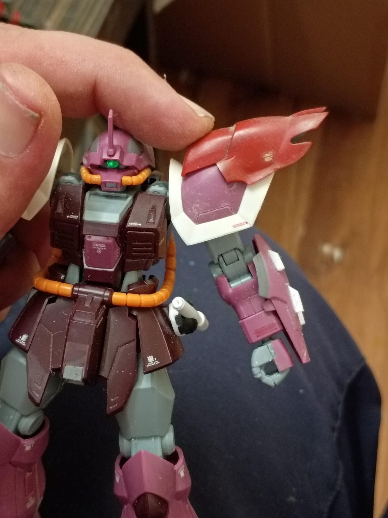 これは私がやろうと思っていることです。シナンジュのパーツを肩にぴったりと付けるには、パテ作業が必要になります。