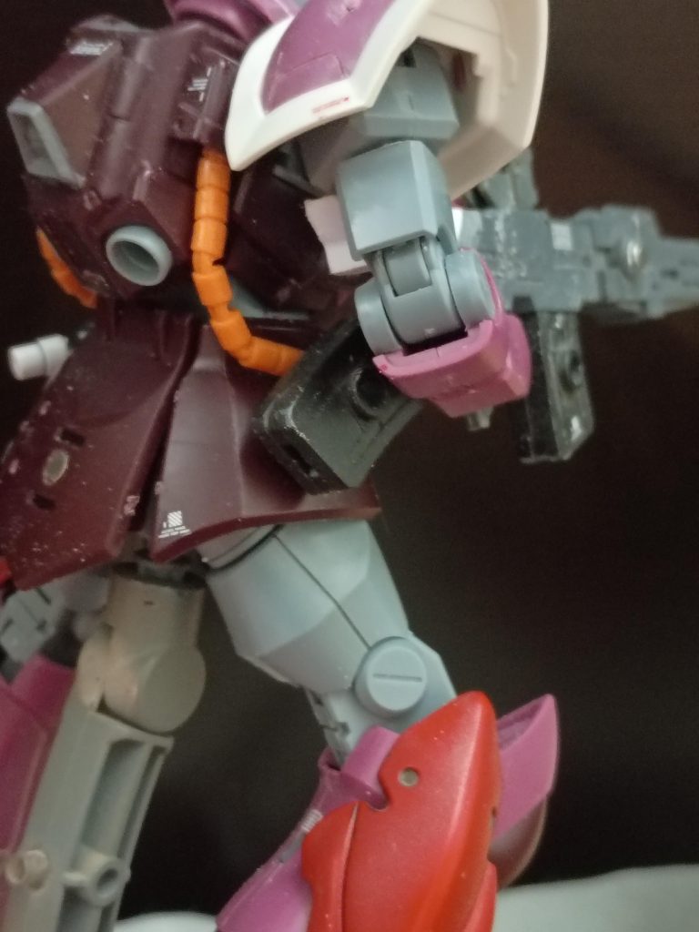 予備パーツ箱を探していたら、ロングビームライフル用の予備マガジンが見つかりました。ランナーを追加してサイドスカートに取り付けました。