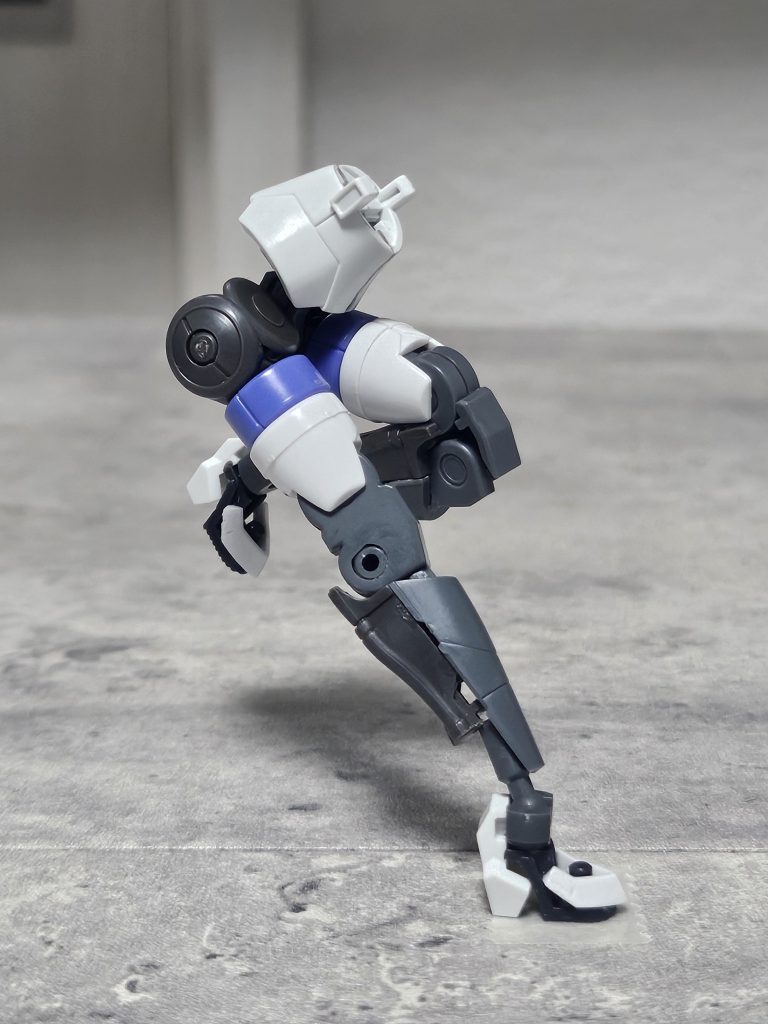 下半身しか残ってないんですが、塗装前です。パーツの元ネタが多すぎるので、めちゃくちゃお金かかりました…