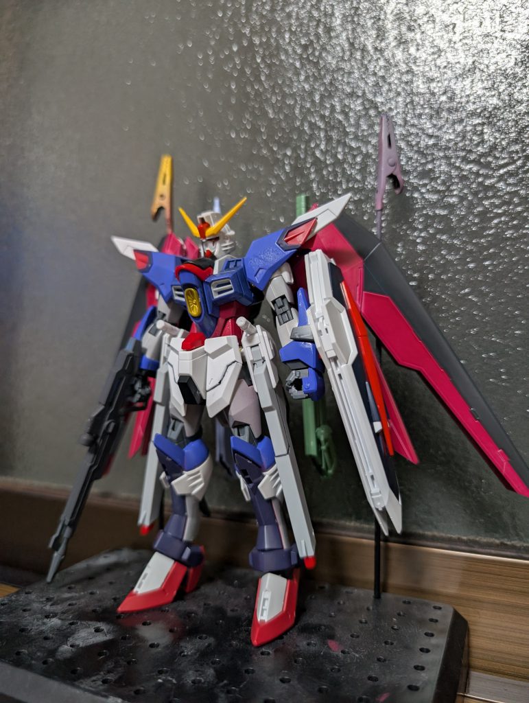 ＃3「原型機を凌ぐ、決戦兵器。」原型機からの改善点として、射撃面の強化が大きいです。胸部と腰部にはそれぞれ、ストライクフリーダムのカリドゥス、クスィフィアスを配置。背部のウイングは、フリーダムのハイマット・ウイングをベースに、バラエーナ、アロンダイト、長射程ビーム砲（名無し砲）を懸架。これにより、フリーダムのフルバースト・モードによる制圧射撃と従来のデスティニーの巧みな武装回しを両立しました。腕部、特に両手はガンダムヘリオスの物を採用。両脚部はイモータルジャスティスなので、カルキトラ・ビーム重斬脚が使用できます。ビームブーメランは、肩部のフラッシュエッジを廃止し、シールドブーメランに。主兵装のビームライフルは、専用の物が間に合わなかったので、取り回しと、速射を犠牲に射程と出力を重視した物に変更。その中で選定されたのが、ガイアガンダムの物を、核エンジン搭載用に調整。　しかしながら、複雑化した火器管制によりOS面の調整は難航しました。そしてパイロットには、数多ある攻め手の中から最適な戦い方、武装回しを求められる、非常にピーキーな機体として仕上がりました。※シン・アスカの搭乗のみに、限定したような物ですね。 最後になりましたが、型番まで決めちゃうくらい気合が入りすぎてしまいました。気になる方は、こういう振り方にしました。ZGMF-T…ザフト・Third（サード）又は、Terminal（ターミナル）の略。ST…コンパス・MSフレーム。HD…ハイパー・デュートリオンエンジン。 正直な所、まだ今回の紹介で6割という所でしょうか。次の投稿では、実際の武装を持たせての写真と、あの「武装」との連動をしたいと思います。お楽しみに…。最後に長々と、見ていただきありがとうございました。