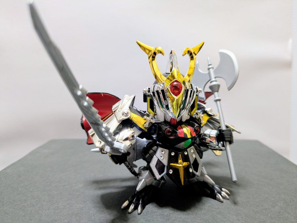 大剣と足は『孫権ガンダムアストレイ赫炎翔虎』から拝借。モチーフに近しいパーツがあって良かった。ミキシングの際、まさにコレっ！ってパーツを見つけた時の喜びハンパない(笑)　三本爪はメッキシルバーで塗装。大斧も100均。最近はこういう玩具系の商品が多彩で重宝しています。