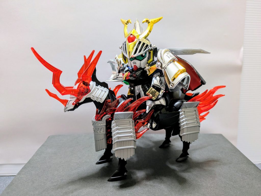 カードダスで有名な騎乗ショットも再現してみました。マントが前にかかっていませんが…なかなかイイ感じに撮れました。