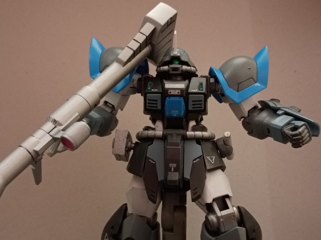 ロングビームライフルは30mmシリーズから取り寄せました。カスタムパーツの一つとして初めて磁石も使用しました。バズーカは背面スカートに磁石で固定します。