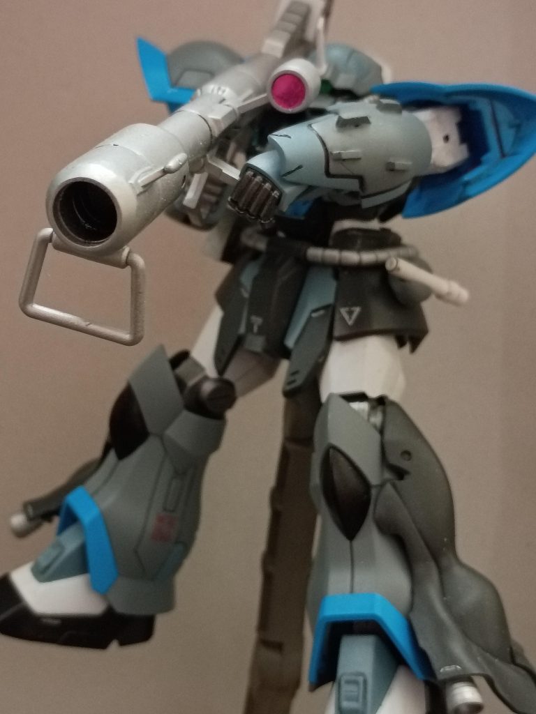 このカスタムにはビームサーベルを付けたかったので、ライジングフリーダムのマウントラックの1つを取り出し、ライフルの予備マガジンと一緒にサイドスカートに取り付けることができました。