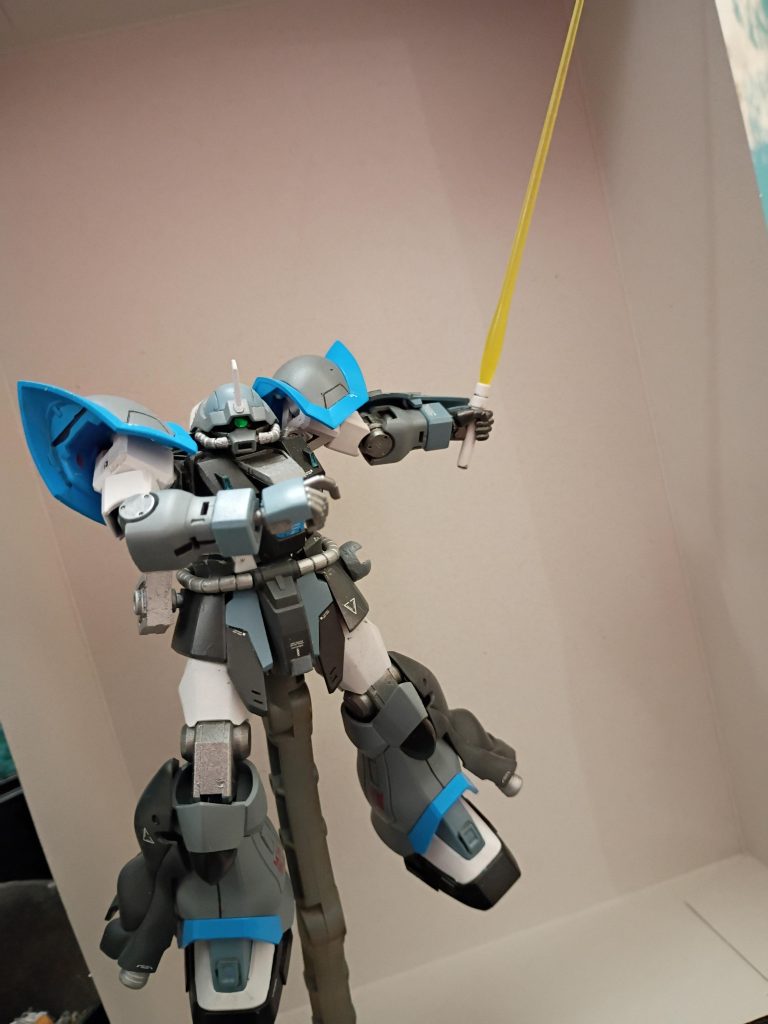 最後にやったことの 1 つは、バックパックからウエスト パイプを取り外し、30 mm のピースを使用してそれらをバック スカートまで通すことでした。これにより、ウエストの回転がさらに可能になり、いつでもバックパックを交換できるようになります。