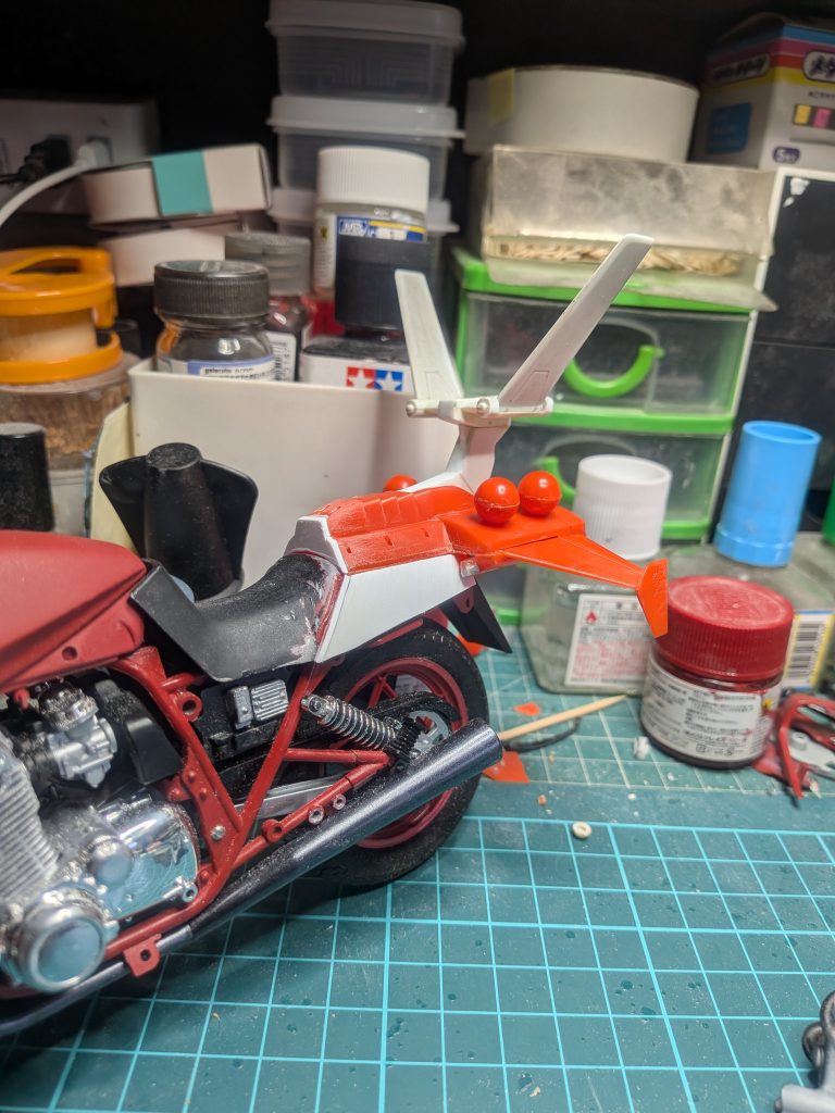 タンデムシートもスッキリグワジンの背面を上にし、ドラグナーのジャンクパーツを利用これでグッとヒーローバイクっぽくなりました。