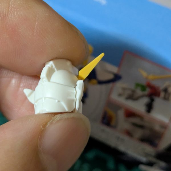 お久しぶりです。EGウイングガンダム購入しました。取り敢えず、顔だけ作りました。スミ入れとアンテナを削って細くして見ました。（見にくいかも…）しかし、流石に40代の僕には部品が細か過ぎて見えん…。何とか完成させたいです！（2枚目）