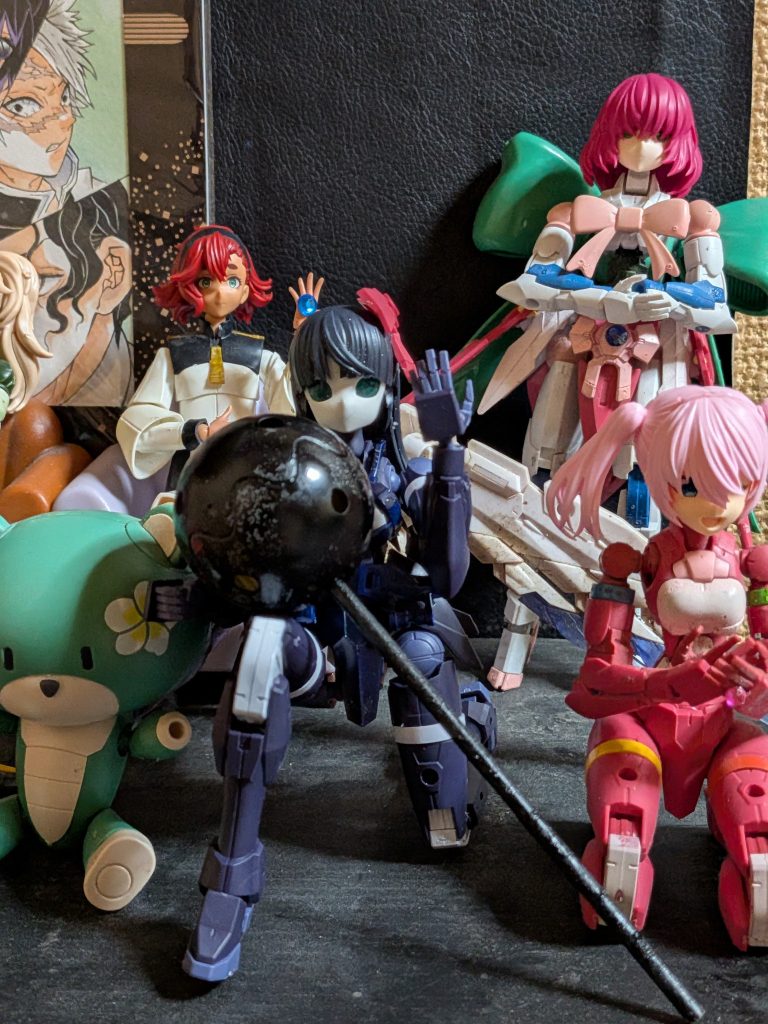 ピンクのツインテールは第六夫人清可恩ちゃんの現在をイメージして使いました。隣の仮面夫人はミステリアスで戦闘系が居ても良いかもと思い作りました。右奥のは魔法少女をイメージしたスピナティアに30MSのパーツ付けました。スレッタ・マーキュリーはあったから入れてみました（笑）