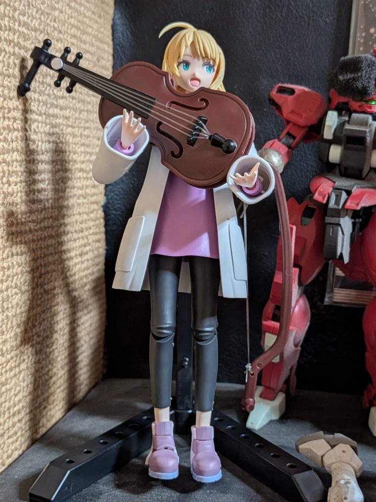 紫々部シオンが手に入れたんですが顔がアイドルぽくないので30MSのパーツを改造で付けました。可動が死んでいるのでアイテム持たすくらいしか出来なかった。