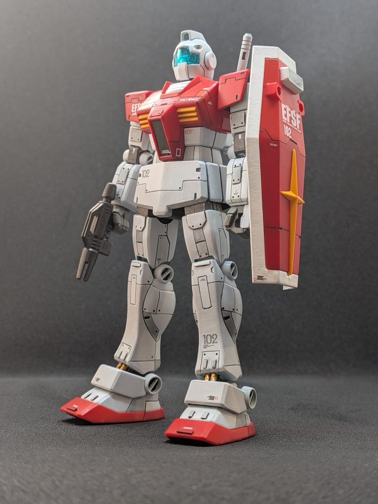  塗装は、前回制作の万博ガンダムの塗り分けが意外と楽しかったため、それに倣いパネルラインごとに塗り分けて情報量を増やす作戦に出ました。 主に使用したのは以下の塗料（主に水性ホビーカラー）です。◯ホワイト部HUG01 ガンダムホワイトH338 ライトグレーFS36495H61 明灰白色 ガンダムホワイトは安定の色合いの良さですね😄ほんのりグレー味がメカっぽくて好きです。 ◯赤部H23 シャインレッドH13 つや消しレッドH33 あずき色(赤2号)H14 オレンジ ◯シールド（アクリジョン）BN01 ベースホワイトBN02 ベースグレー◯その他関節：N76 焼鉄色（アクリジョン）手指：HJ08 ウォームグレー セイラマスオ