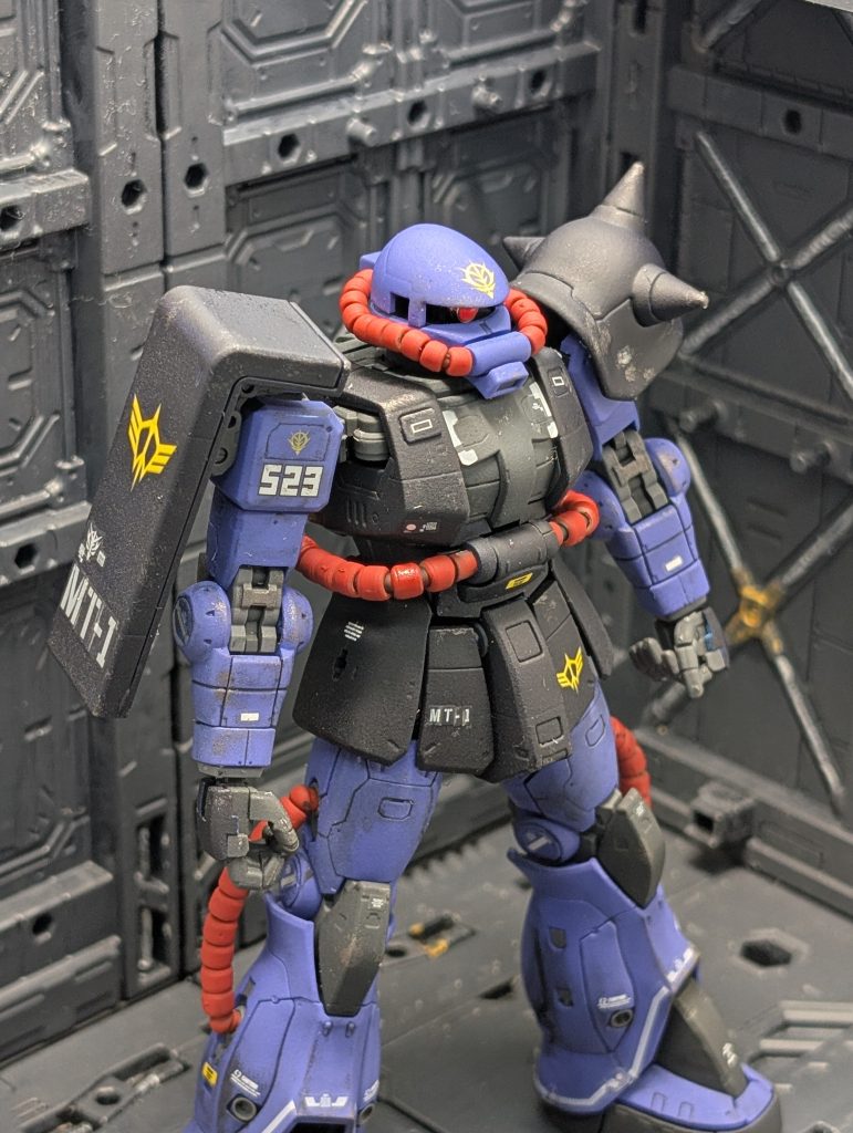 今回作ったのは、自身初のRG、ザクIIでした😊パチ組みで完成した時には驚きと感動が有りましたが、色が好みではない感じがあり、塗装してみようかな?となり、ガンプラリハビリ明けにはちょっとハードな挑戦になりました💦塗装中に左二の腕のパーツが旅に出てしまい、骨が見えてしまったのでやむなく、他HGのジャンクからパーツを取って装着してますので、皆様には画面を離して遠目で見て頂けるとありがたいです。好みの問題で、モノアイのカバーのクリアパーツは外してます。(光が反射して見づらいと感じてしまいます)(zaku-kao4)