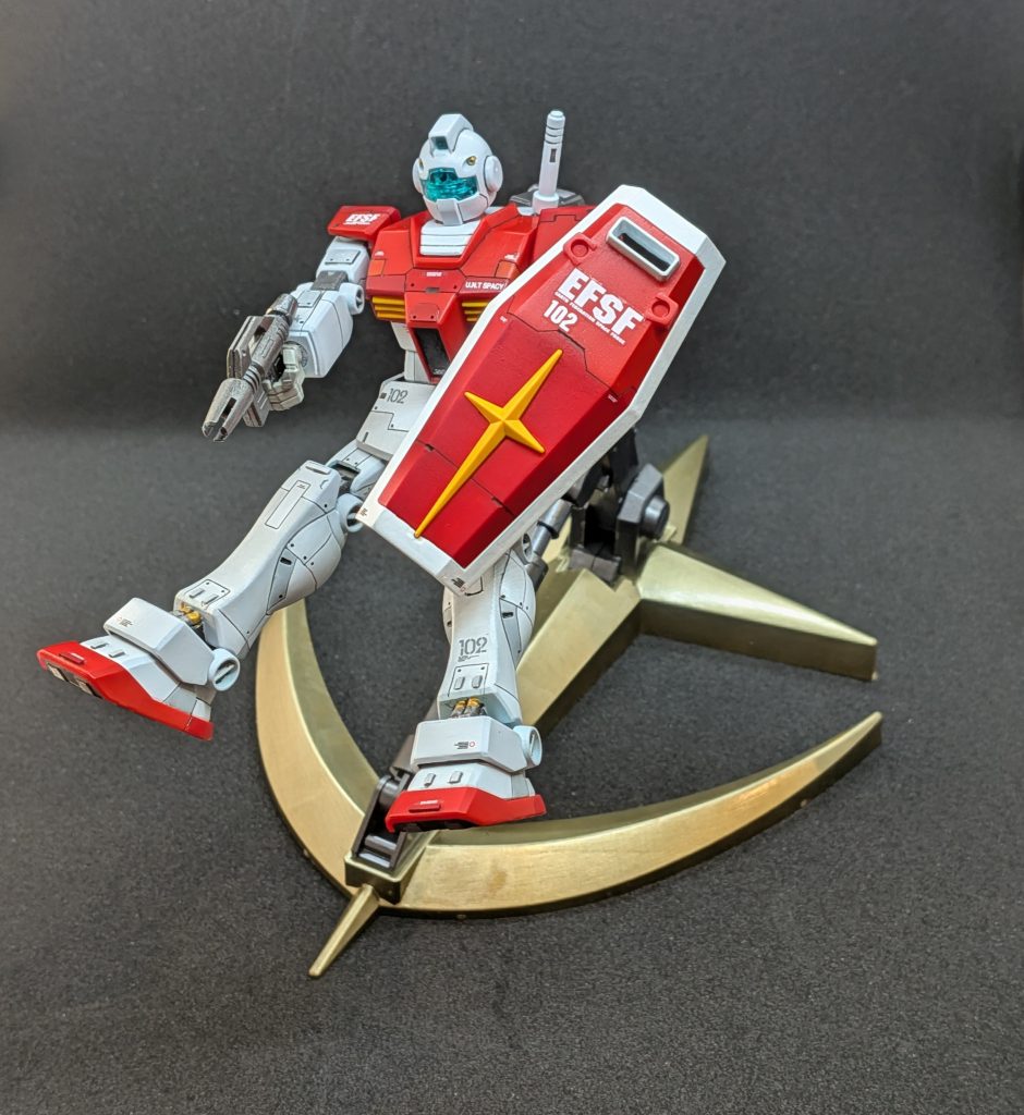 別アングルから。台座は「アクションベース1 機動戦士ガンダム連邦軍ver. メタリック」です。中古屋で叩き売りされてたものをゲットし、連邦マークを水性ホビーカラー「HUG311 ゼウスシルエットゴールド」を筆塗りしました。何となく買った塗料ですが、ご覧のとおり、かなり色合いが良くてメチャおすすめです😄👍️✨️