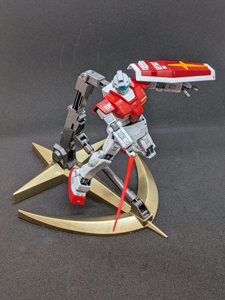 ビームサーベルで斬りかかるジム❗️