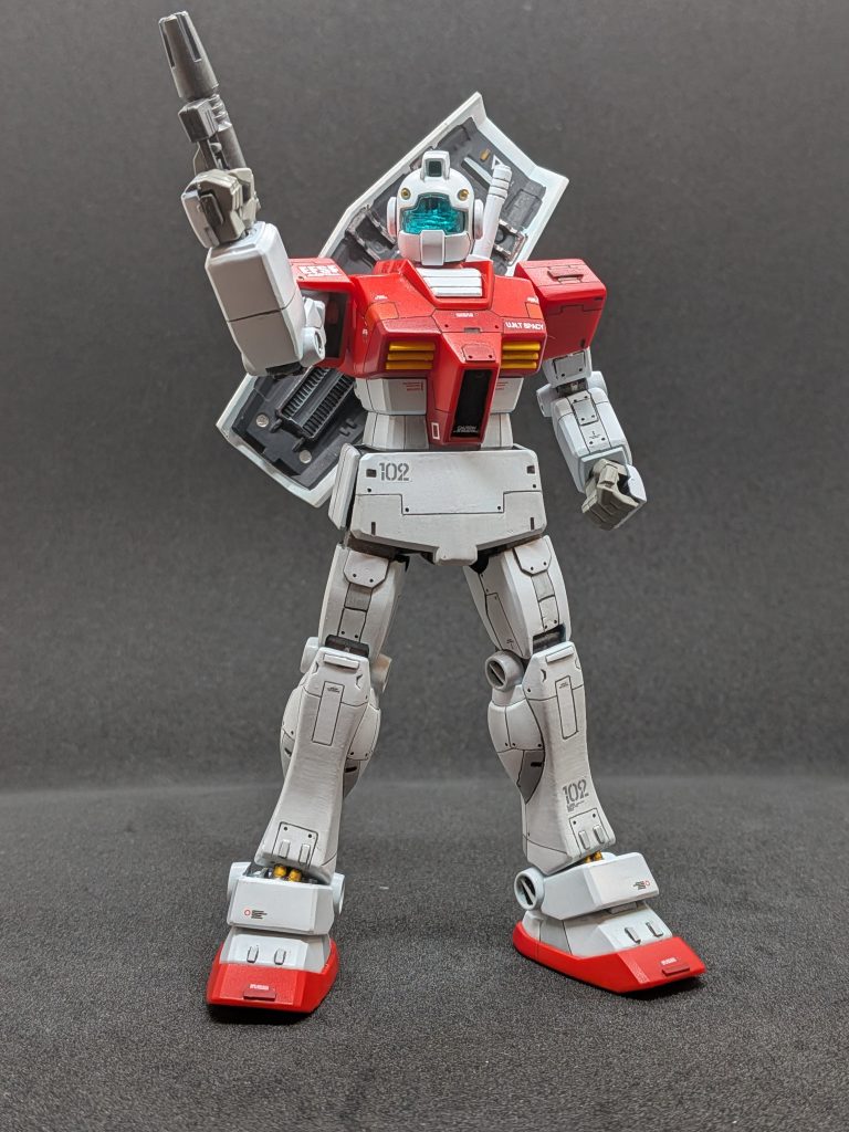 シールドを背部にラッチした途端に、初代ガンダム臭がドバドバあふれ出ます。やはり、ジムは背負ってナンボですね（笑）