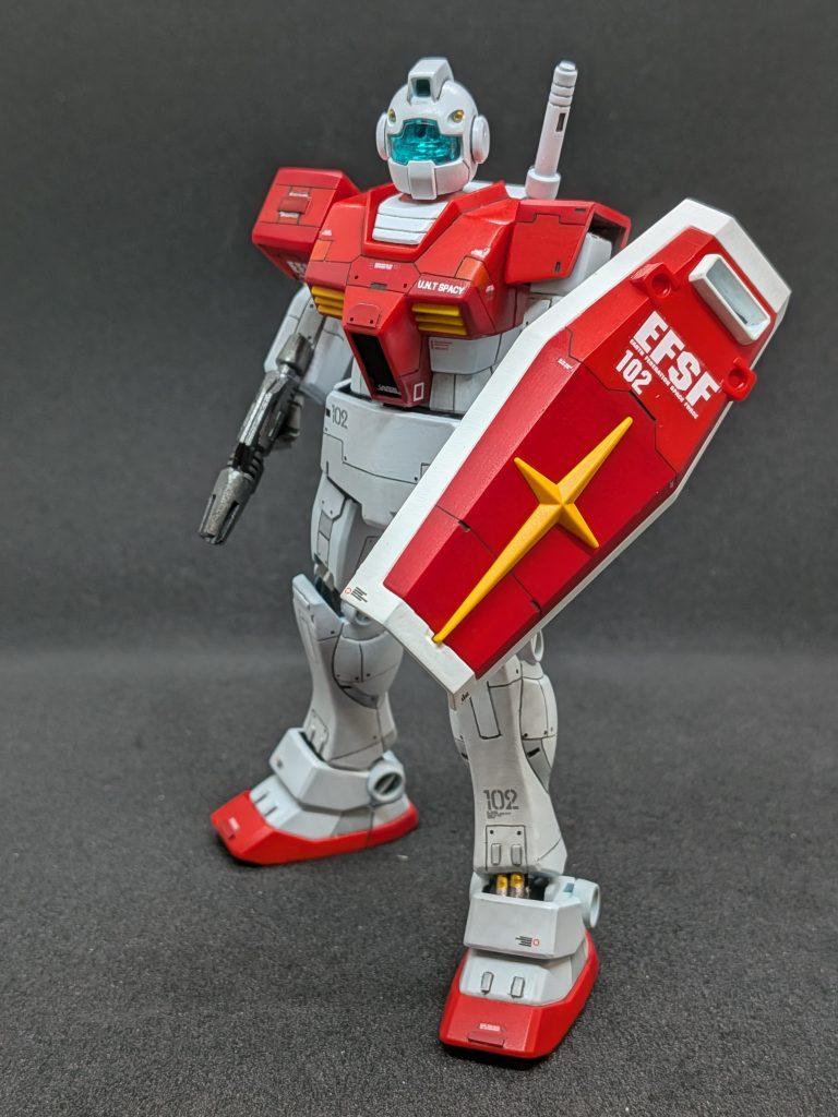 その他、今回の改修点です。・表面処理、合わせ目消し・肩部アーマーC面追加（まあまあな失敗😭）・スジ彫り、マイナスモールド、丸モールド追加・スミ入れ（黒）・プラチップ貼付け・足首のモールド（シリンダー部）を削り落とし、プラ材で作り直し。・バーニアをK社のものに置き換え、ファインシルバーで塗装・シールド裏面および足裏を塗装、塗り分け・頭部両側モールドを削り落とし、K社の丸モールドに置き換え・カメラ部を後ハメ加工し、クリアパーツ裏にラピーテープ（銀色）貼付け・水転写デカール貼り（ガンダムデカール他） 