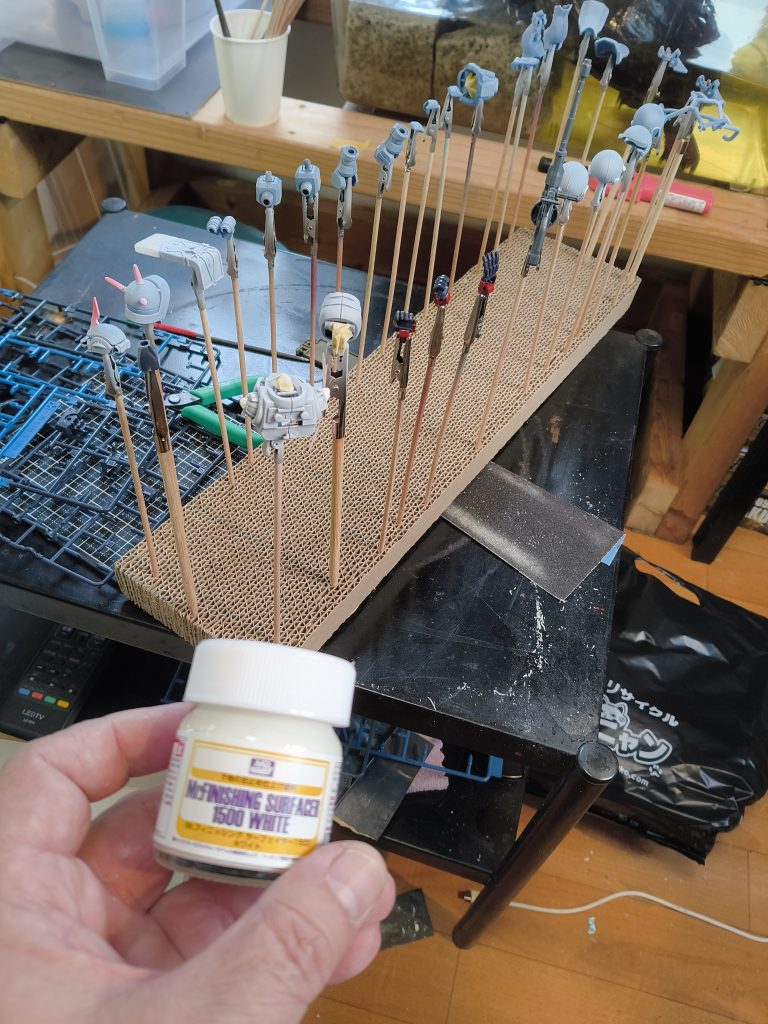 因みに現在全く手に入らなかったGQシャー専用ザク軍警ザク改造して赤く塗ってそれっぽく製作中現在頭に角つけてショルダーに3本刺付けて右シールド長くして白サフ吹きつけたとこまで終わったです完成したらまた見てください。