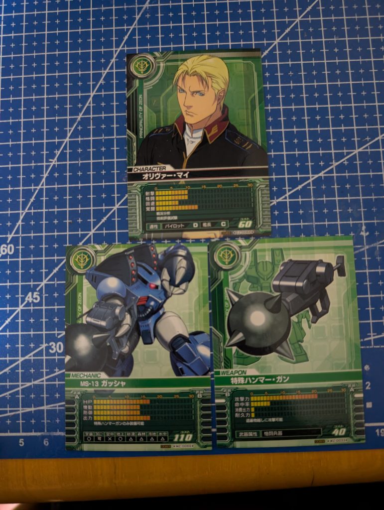 通信音が鳴り響く。「こちら、技術試験艦ヨーツンヘイム、技術評価試験隊のオリヴァー・マイ技術中尉です。はじめまして、大尉」マレットは、写し出されたマイ中尉の顔を見るなり、大声で怒鳴りつける。マレット「貴様！！何なんだこんな物を送りつけてきて！！説明しろ！！」やっぱりな…とマイは少しうんざりしたような様子の顔になったが、居住まいを正して説明を始める。マイ「マレット大尉、今回お送りしたMS兵装は、ペズン工廠が開発した試作兵器となります」マレット「なに……？！」ペズンの名前が出て、マレットはさらなる文句を一時飲み込んだ。マイ「大尉が陳情しておられる新型機…[アクト・ザク]の受領要件と引き換えにその…[ファンタジー武装]の評価試験を行うように、との通達があり、大尉にはその…プッ…斬打突複合兵装と質量弾投射兵装の運用をしていただく事になります…(プルプル)」マレット「何を笑っている貴様！こんな物使う前から解るだろう！」マイ「お気持ちは解りますが…大尉。兵器開発は失敗の連続です。逆に、最初に不当な評価をされたとしても、後にそれを覆す例も有ります。そしてそれは、後に繋がっていくのです」マイは、急に真顔になったかと思えば、そんな事を言った。その顔には、深い葛藤を含んでいるようにマレットには見えた。