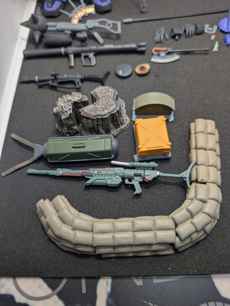 陣地に使ったガンコレ?のストラクチャーですが、発掘してる際に何のなのか判りませんが1/144に近いサイズのR4タイプスナイパーライフルみたいなのが出てきました。正体不明です。次は連邦機にしようかな?また次回も見て頂けるとありがたいです(zaku-kao2)